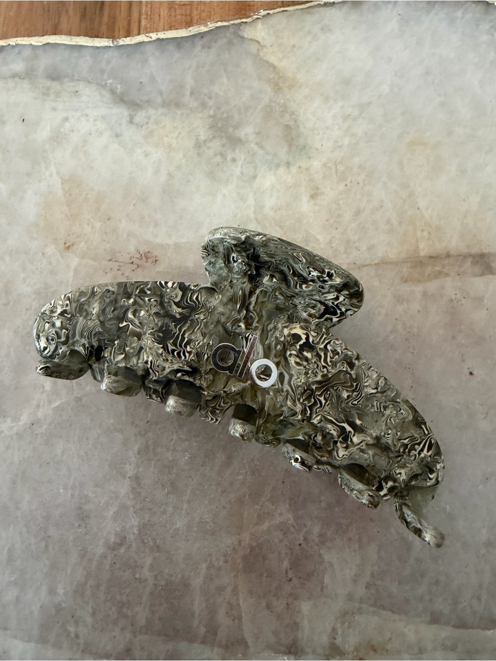 Alo 90s claw Neutral Green Marble-Effect Hair Claw Clip